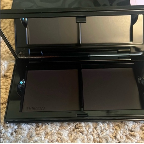 Mary Kay Chic Perfect Palette - Picture 2 of 2